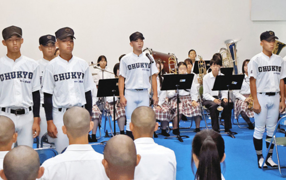 全国大会に向けて意気込む主将ら＝瑞浪市土岐町の中京高で