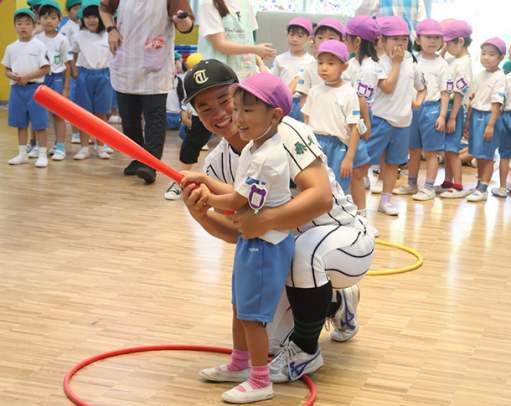 選手からバットの振り方を教わる園児=桑名市の津田大山田幼稚園で
