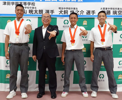 甲子園での健闘を加藤市長（右から３人目）に報告した、津田学園高校の（右から）伊藤選手、犬飼選手、桑山選手＝稲沢市役所で