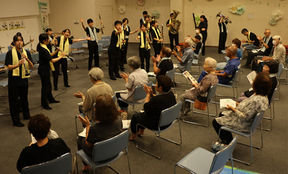 客席をあおりながら演奏を披露する生徒ら＝石川県珠洲市上戸町で