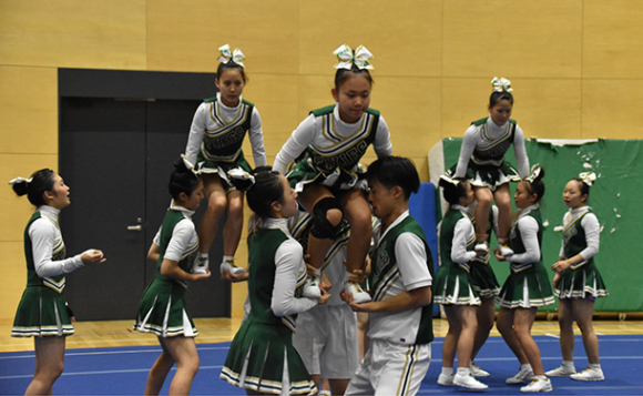 ジャパンカップに向けて、練習に励むチア部の部員たち＝愛西市の清林館高で