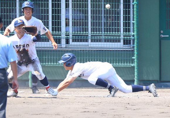 あべの翔学－中京　９回裏中京２死満塁、サヨナラの内野安打を放ちヘッドスライディングする曽我（右）＝明石トーカロ球場で