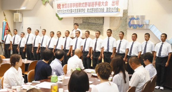 保護者やＯＢに健闘を誓うナイン＝瑞浪市上平町の市産業振興センターで