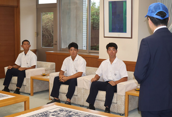 甲子園での活躍を報告する砂田主将（右）、髙橋投手（中）、松井選手＝豊橋市役所で
