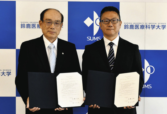 高大連携協定に調印した加藤校長（右）と豊田学長＝鈴鹿市の鈴鹿医療科学大白子キャンパスで