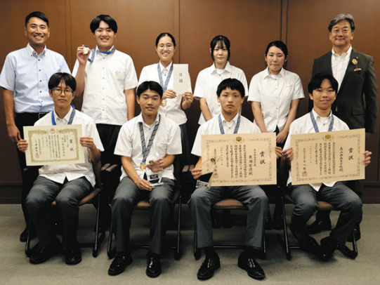 全国優勝した生徒ら＝高山市役所で
