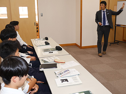 山本教授（右）の講義を受ける生徒ら＝岐阜市野一色の富田高で