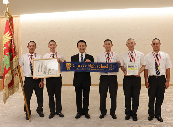 江崎知事（左から３人目）と記念撮影する中京の選手たち＝岐阜県庁で