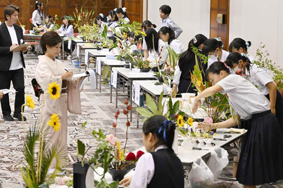 全国大会を目指して花を生ける高校生たち＝名古屋・栄の松坂屋名古屋店で
