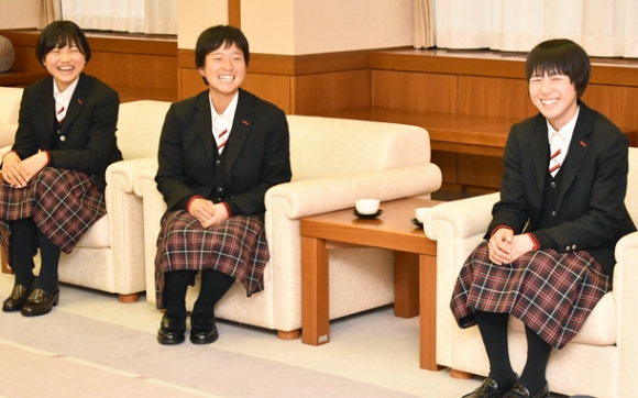 市役所を訪れた（右から）新井さん、戸沢さん、柴田さん＝春日井市役所で