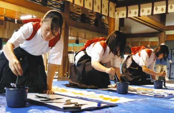 平和の言葉を揮毫する書道部員ら＝高山市堀端町で