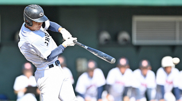 中京大中京－豊川　２回裏中京大中京無死、左越え二塁打を放つ荻田主将＝小牧市民球場で