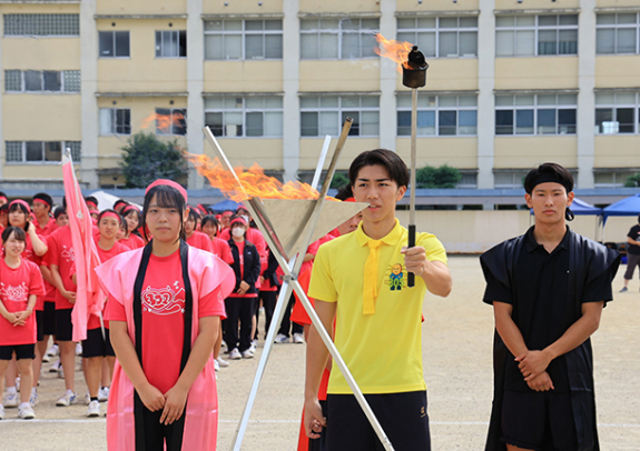 平和の灯火を点火する生徒＝弥富市の愛知黎明高校で