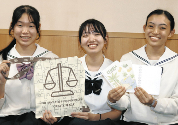 ノートとバッグを紹介する生徒たち=名古屋市昭和区で