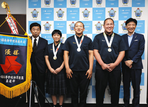 優勝を報告した生徒ら＝一宮市役所で