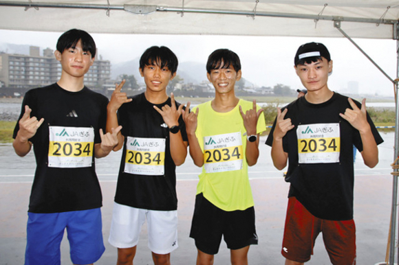 ファンランで優勝した外周同好会のメンバー＝岐阜市で