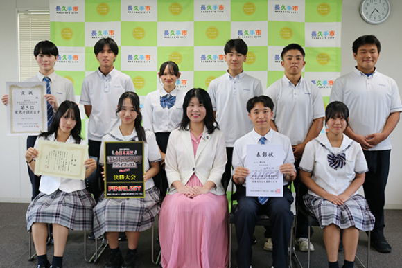 佐藤市長（前列中央）に大会の結果や抱負を語った生徒たち＝長久手市役所で