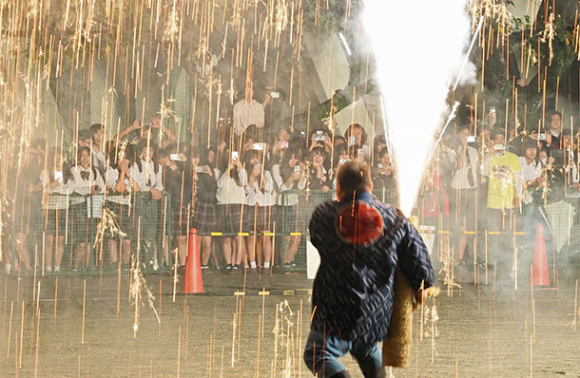 生徒らの前で披露された手筒花火＝名古屋市千種区の名経大市邨高で