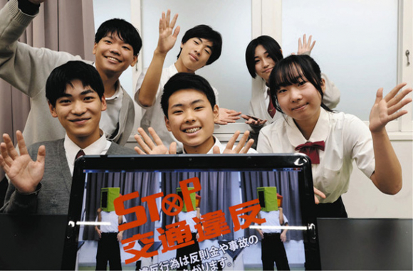 動画を制作した部員＝春日井市の中部大春日丘高で