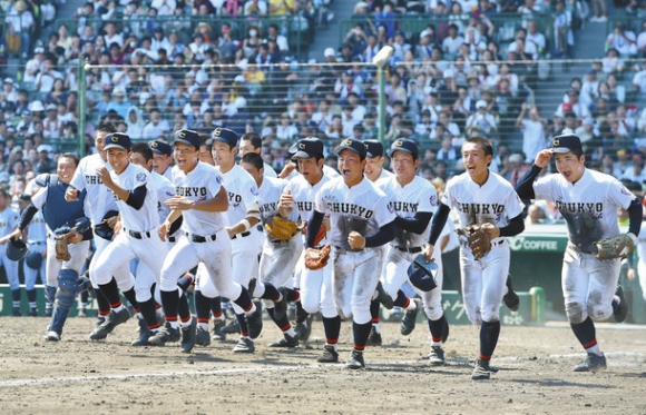 中京学院大中京－東海大相模　準々決勝に進出、校歌を歌い終えて駆けだす中京学院大中京ナイン（七森祐也撮影）＝甲子園球場で