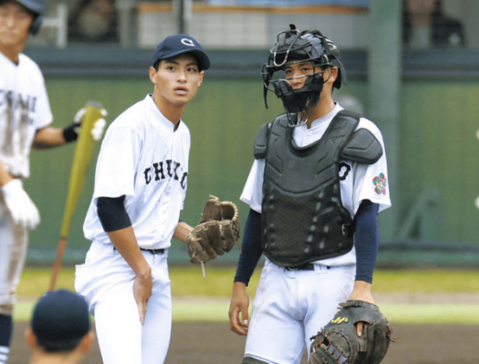 中京大中京－大垣日大　４回裏、ピンチになりマウンドで話す安藤投手（左）と津末捕手＝刈谷球場で