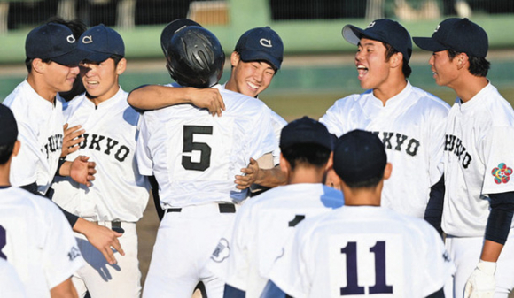 三重－中京大中京　タイブレークの末、三重に勝利して優勝を決め、喜ぶ中京大中京ナイン