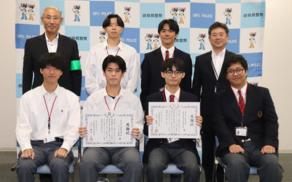 闇バイト加担防止を訴える作品制作で感謝状を受けた高校生ら＝県警本部で