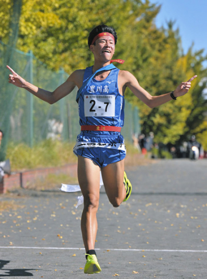 両手を広げ、1位でゴールする豊川の嶋岡選手=一宮市の大野極楽寺公園で