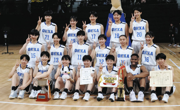 5連覇を果たした桜花学園のメンバー=稲沢市の豊田合成記念体育館で