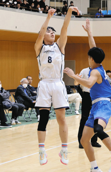 ３点シュートを放つ大藪選手（左）＝鈴鹿市のＡＧＦ鈴鹿体育館で