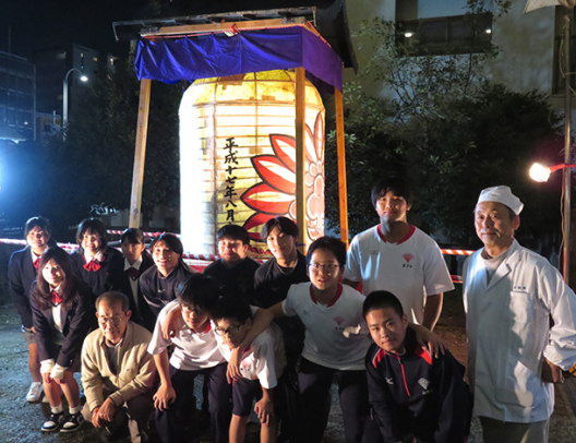 名経大高蔵高生の力も借り、１１年ぶりに組み立てられた大提灯＝瑞穂区瑞穂通１の秋葉神社で