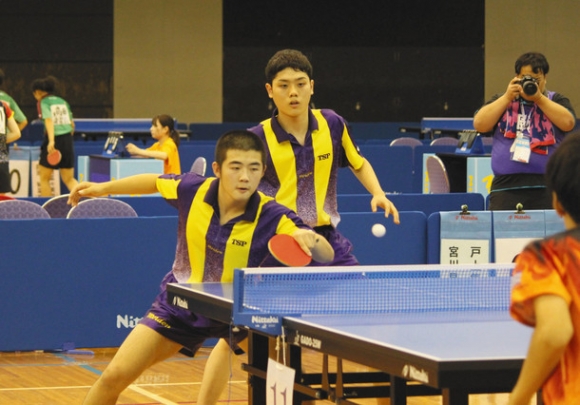 決勝で健闘した愛工大名電の加山選手（左）と曽根選手ペア＝鹿児島市の鹿児島アリーナで
