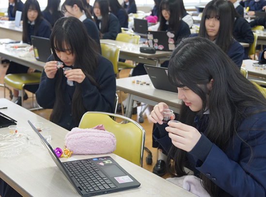 しょうゆやみその香りや味の違いを学ぶ生徒たち＝名古屋市千種区の椙山女学園高で