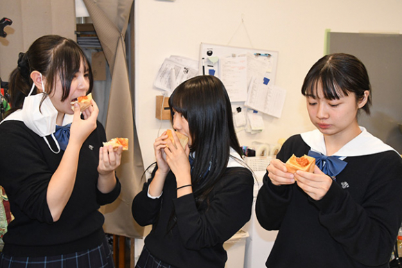 パンを試食する生徒ら＝岐阜市茜部新所で