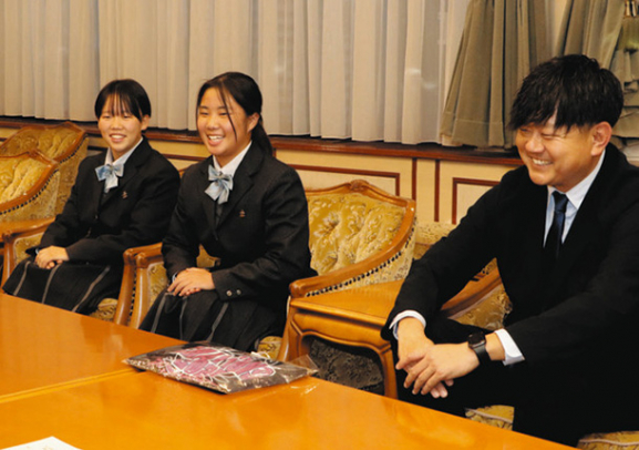 優勝の喜びを語る（左から）原さん、河内さん、黒須監督＝四日市市役所で