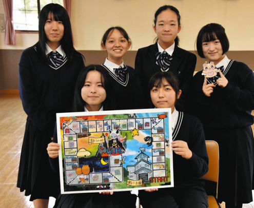 タジミー王国が舞台のゲームを制作したマンガ部の生徒ら＝多治見市常盤町で