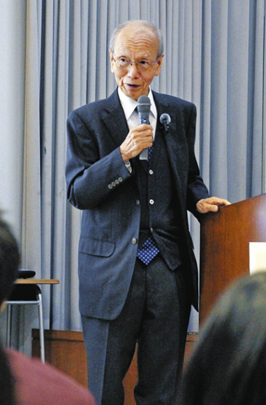 ユネスコについて説明する野口さん＝中村区名駅で