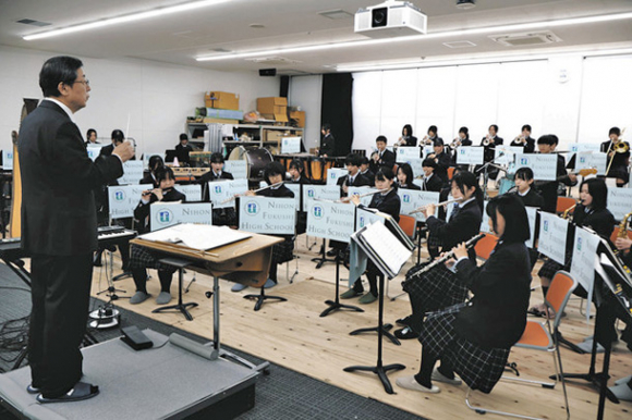 本番に向け練習する部員ら＝美浜町の日本福祉大付属高で