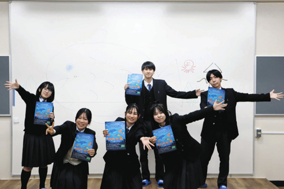 イベント来場を呼びかける鈴鹿高校の生徒たち＝鈴鹿市で