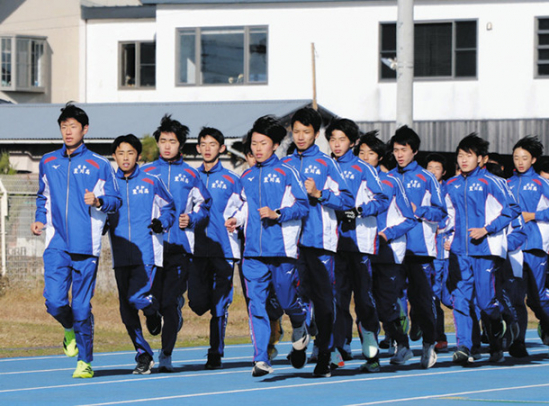 全国入賞を目指す豊川高男子駅伝部=豊川市桜ケ丘町の同校総合グラウンドで