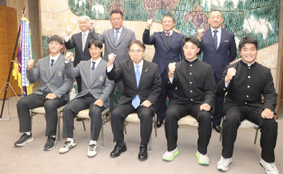 大村知事(前列中央)に健闘を誓う春日丘と名古屋の選手ら=県公館で