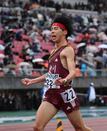 8位でゴールする豊川の永嶋選手=たけびしスタジアム京都で