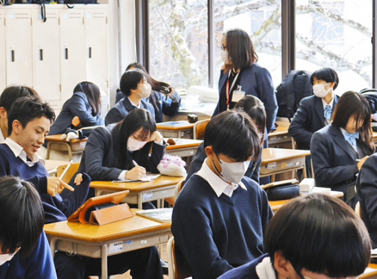 矢野さん(中)の話を聞きながら人生設計について考える生徒たち=四日市市の四日市メリノール学院高で