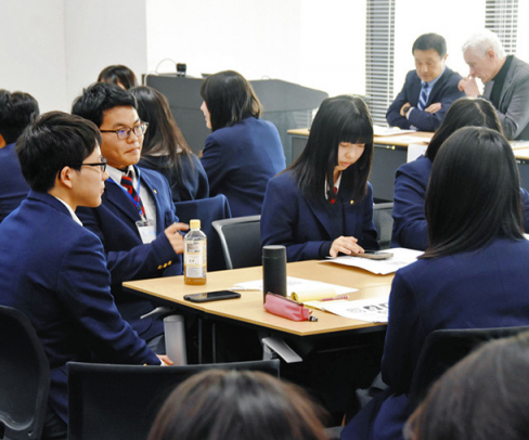 伝統メディアと新興メディアの役割を比較し、信頼できる情報をどのように判断するか議論した高校生ら＝名古屋・栄の中日ホールで