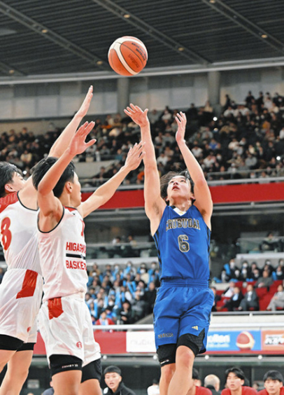 東山-中部大第一 第3クオーター、シュートを決める中部大第一の西村選手(右)=東京体育館で