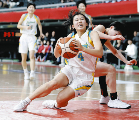 札幌山の手―岐阜女　第４クオーター、攻め込む札幌山の手・高橋優＝東京体育館で