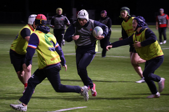 花園に向けて練習に励む岐阜聖徳学園フィフティーン＝瑞穂市の朝日大ラグビー場で