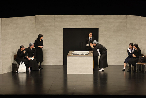 「ＢＯＮＥ　ｔｏ　ｂｅ　ｌｏｖｅｄ」を演じる聖霊高の生徒ら＝豊橋市の穂の国とよはし芸術劇場ＰＬＡＴで