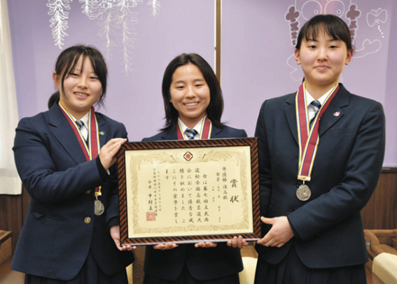 準優勝した滝高柔道部の生徒ら＝江南市役所で