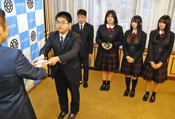 森市長（左）に目録を手渡す生徒ら＝四日市市役所で